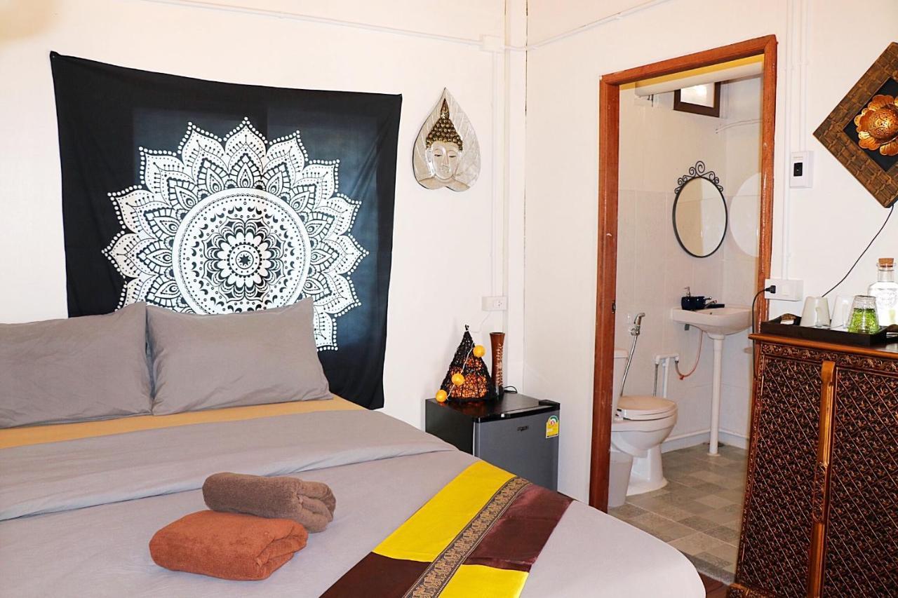 Sunflower Guesthouse And Animal Rescue - เกาะหลีเป๊ะ ภายนอก รูปภาพ